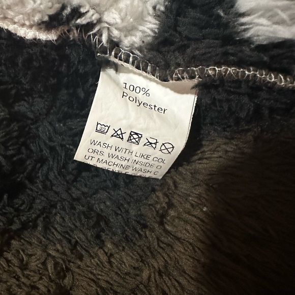 Cow Print Faux Fur Vest – Women’s Size Medium – Zip Front with Pockets - Picture 4 of 6